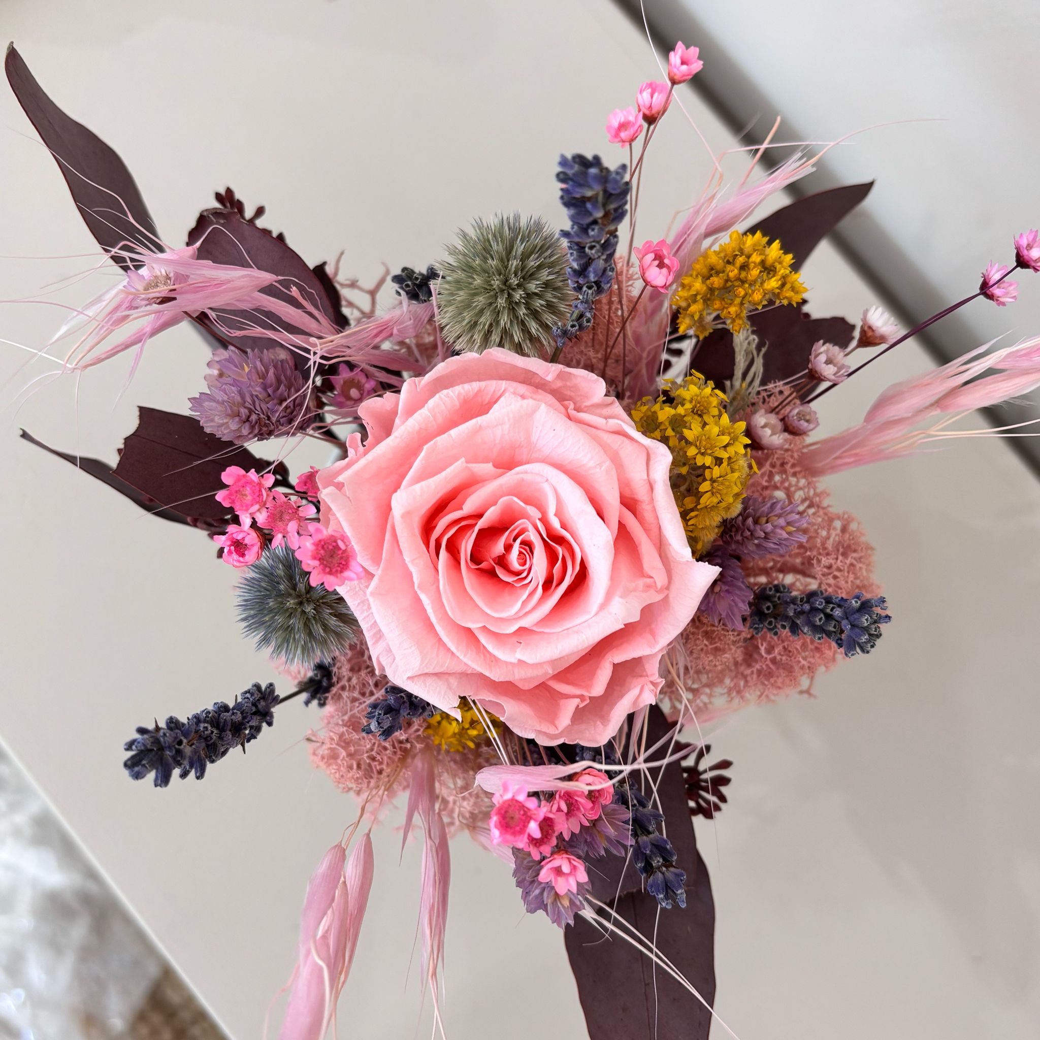 Fröhliches Gesteck mit Rose in Herz Becher - Lykke&You GmbH