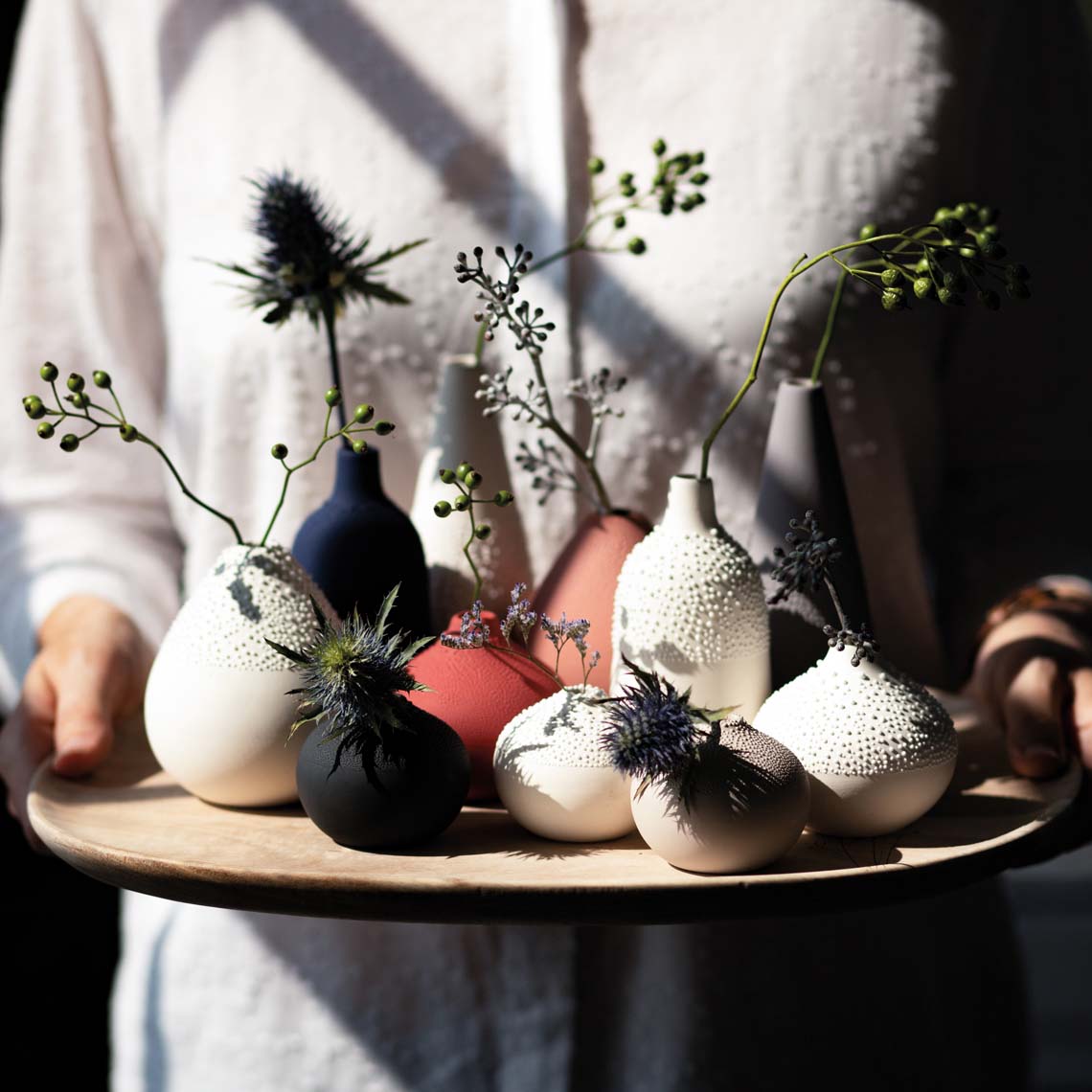 RÄDER Verschiedene, matte Perlenvasen: Kunstvolle Vielfalt in Steinzeug - Lykke&You GmbH