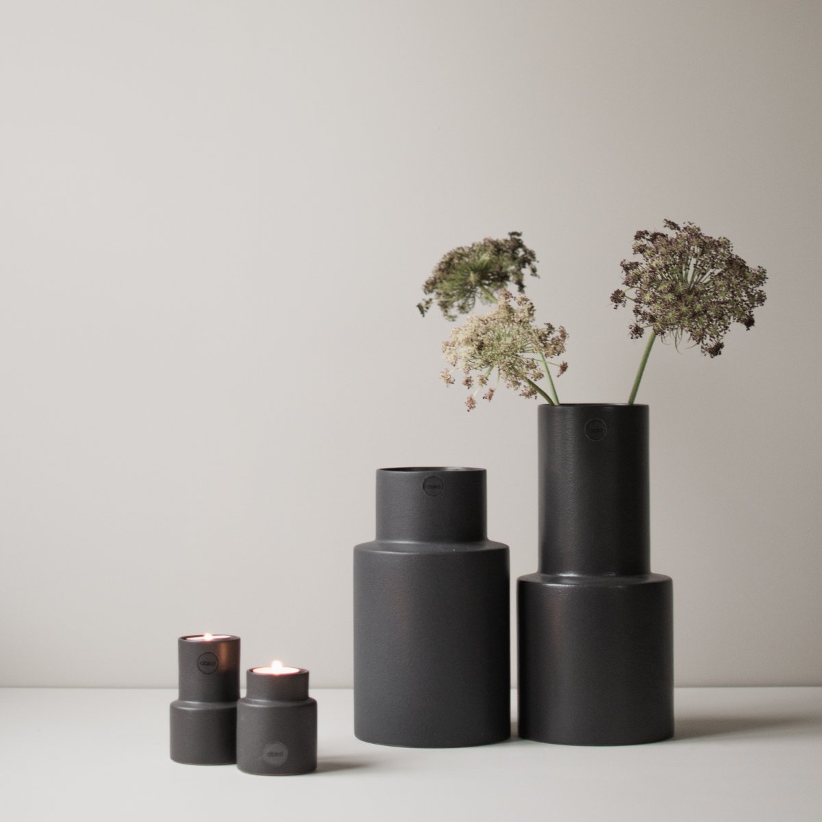 Oblong Vase: Schlichte Eleganz von Designerin Halina Fritsch in Grau und Schwarz - Lykke&You GmbH
