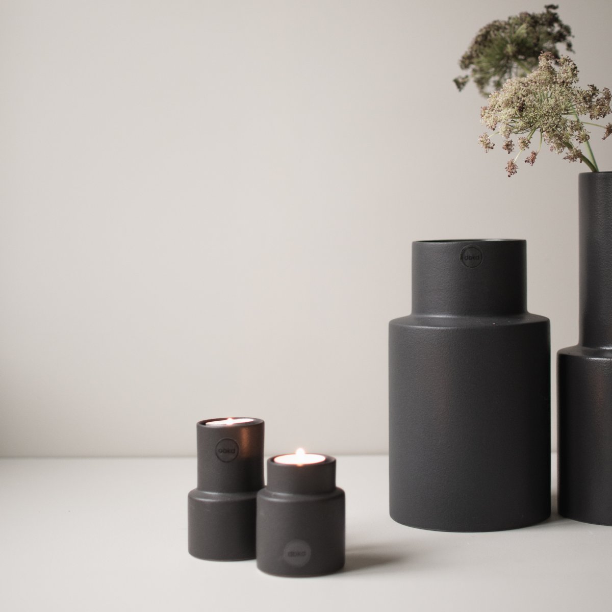 Oblong Vase: Schlichte Eleganz von Designerin Halina Fritsch in Grau und Schwarz - Lykke&You GmbH