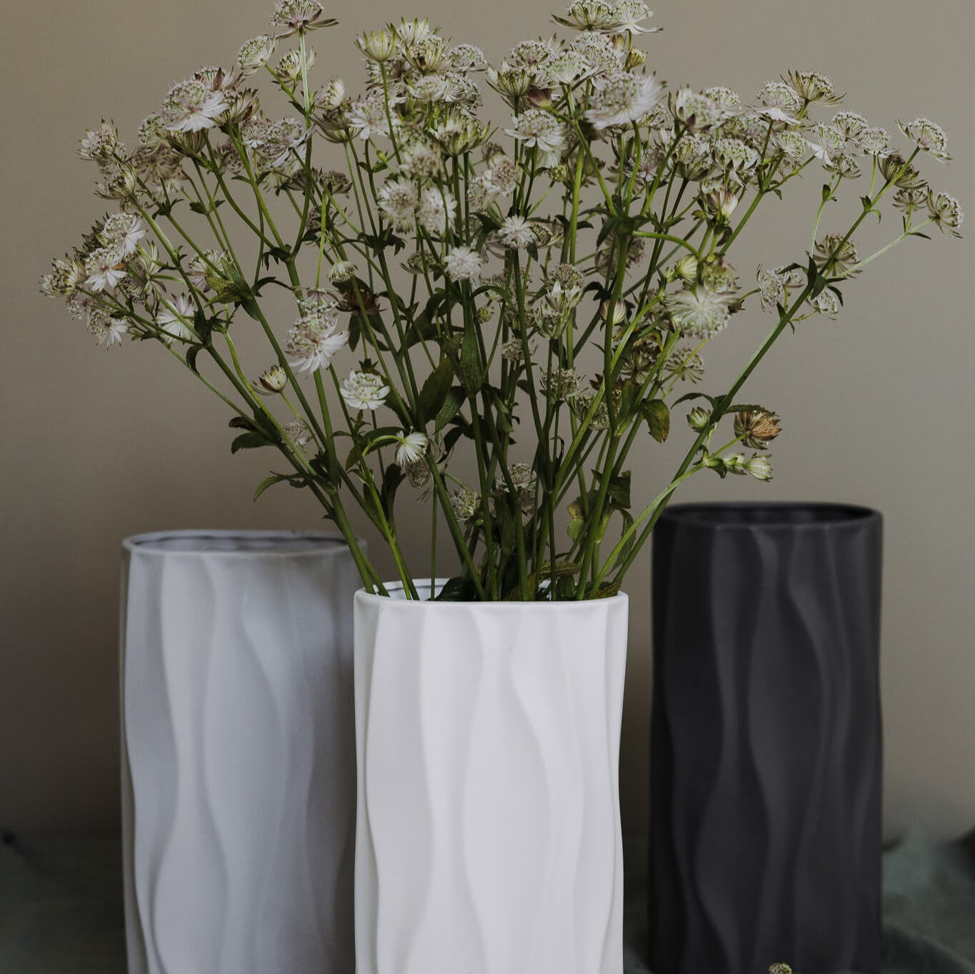 extravagante, ovale Vase mit Wellenlinien, weiß, schwarz, grau