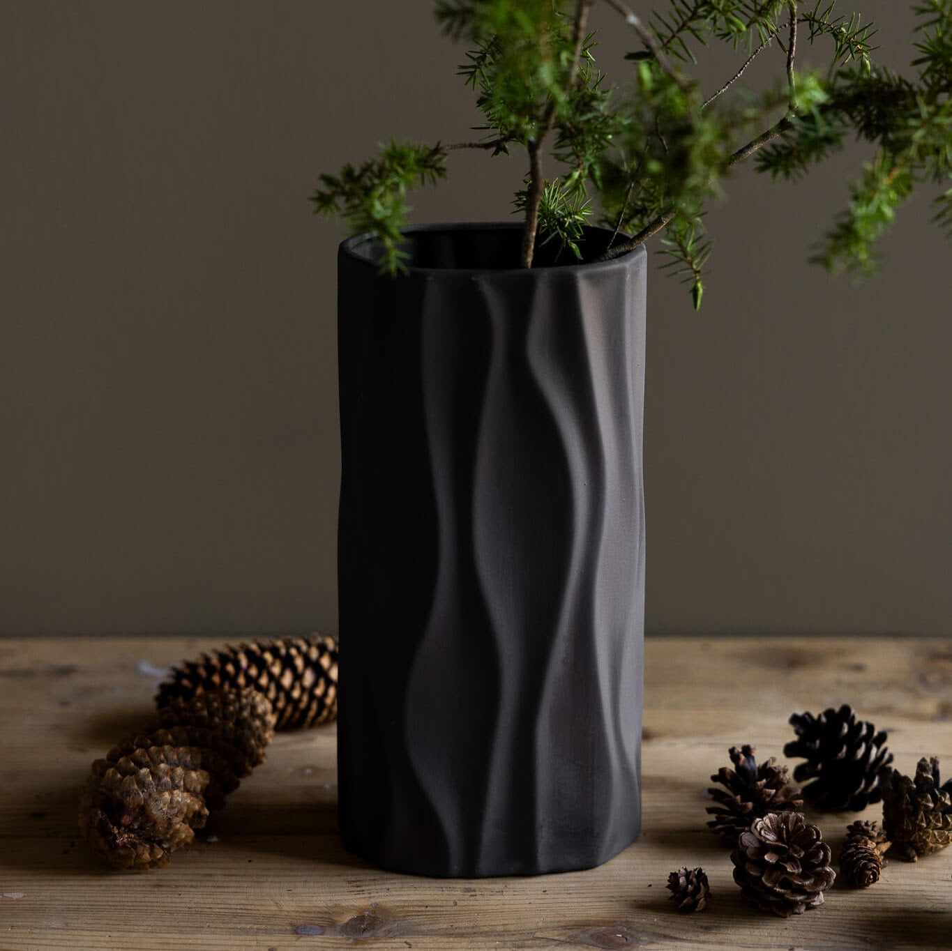 extravagante, ovale Vase mit Wellenlinien, schwarz