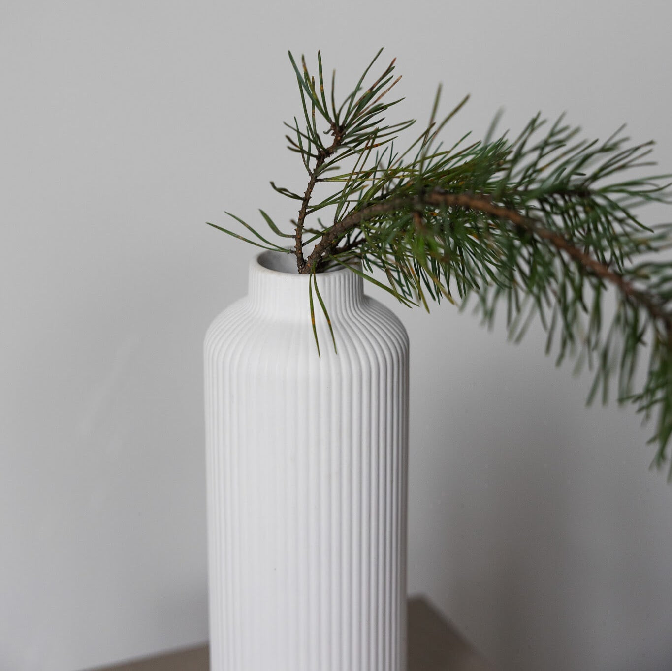 schlanke Vase mit Rillen weiß