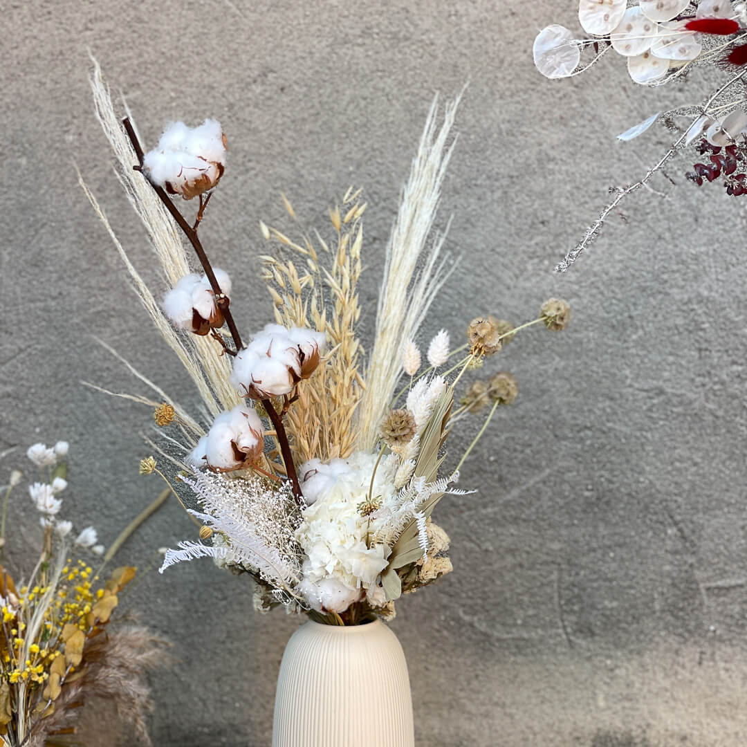 Luftig und Leicht: Trockenblumenstrauß mit Baumwolle und Pampasgras in Beige