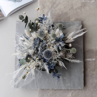 Eleganz in Blau und Weiß: Trockenblumengesteck mit Eukalyptus