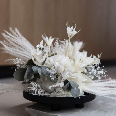 Zeitlose Schönheit: Tischdekoration aus Hortensien und Eukalyptus