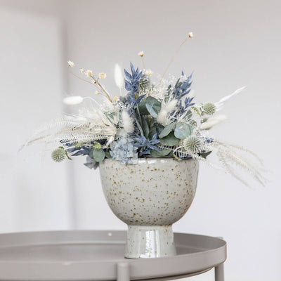 Eleganz in Blau und Weiß: Trockenblumengesteck mit Eukalyptus