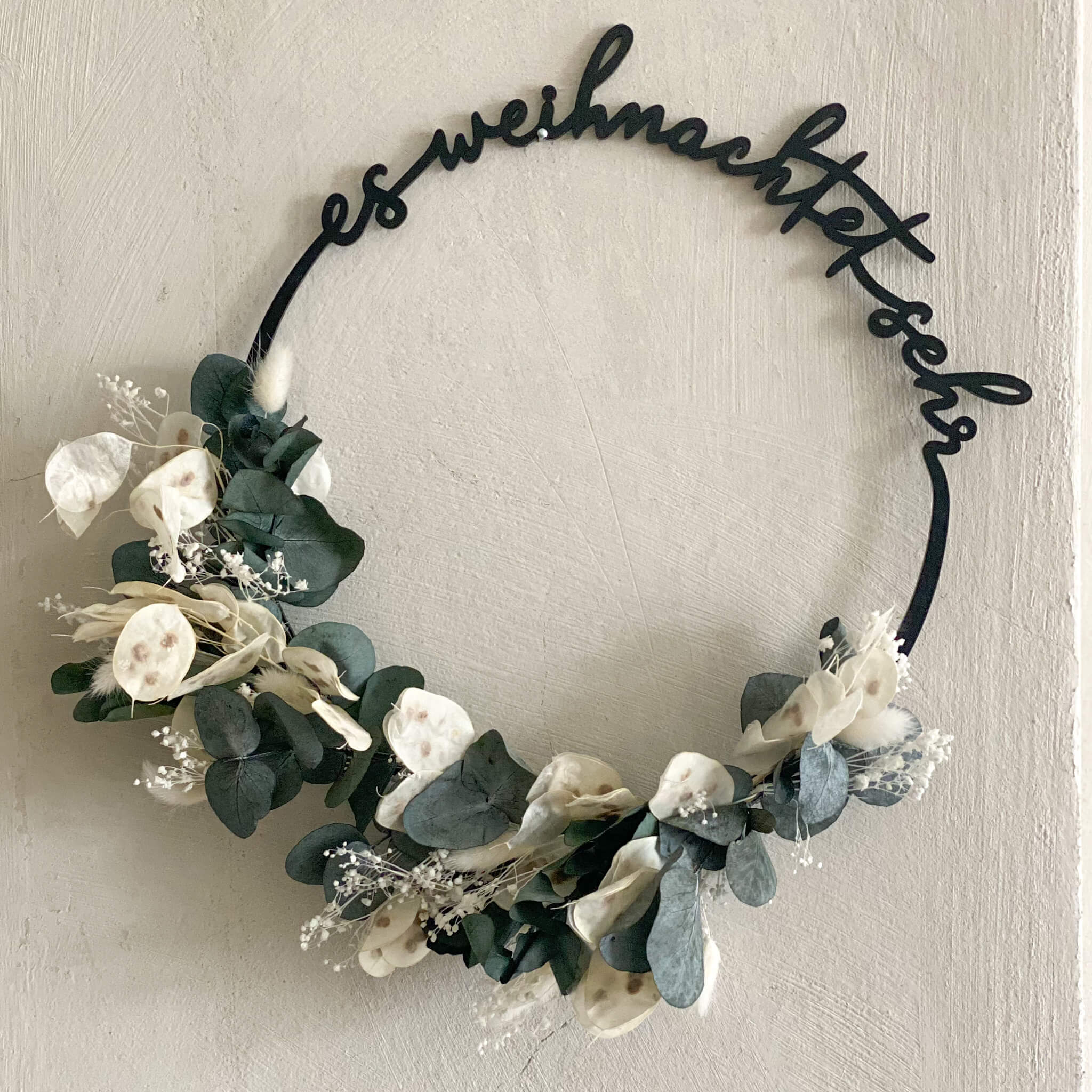 Eulenschnitt Holzkranz "es weihnachtet sehr" mit Trockenblumen | 31 cm - DIY