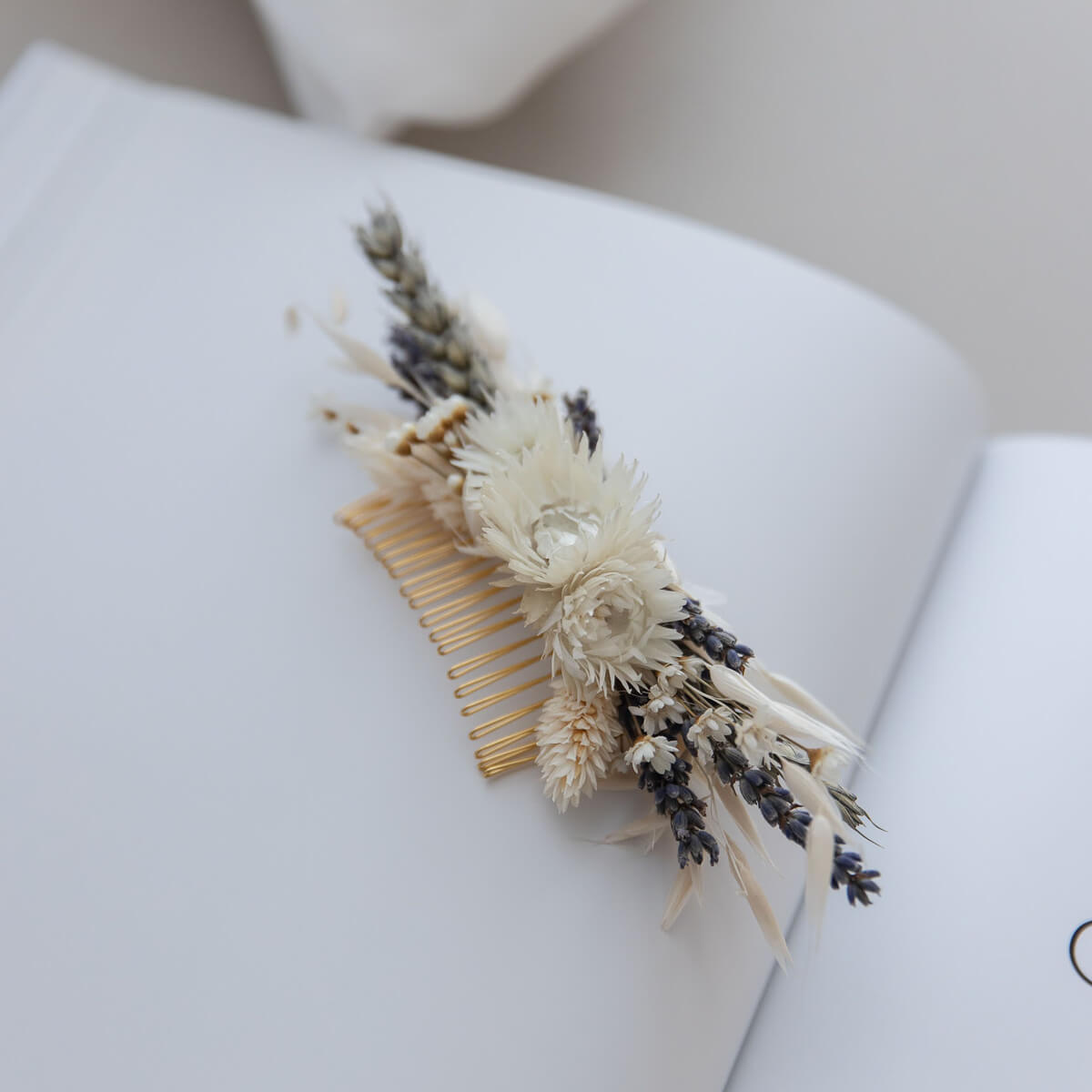 Haarkamm Trockenblumen beige-blau Boho