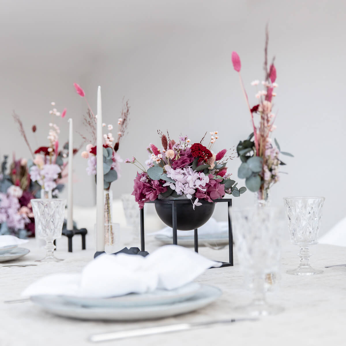 Trockenblumengesteck Berry: Elegante Blumen in beerigen Tönen - Lykke&You GmbH