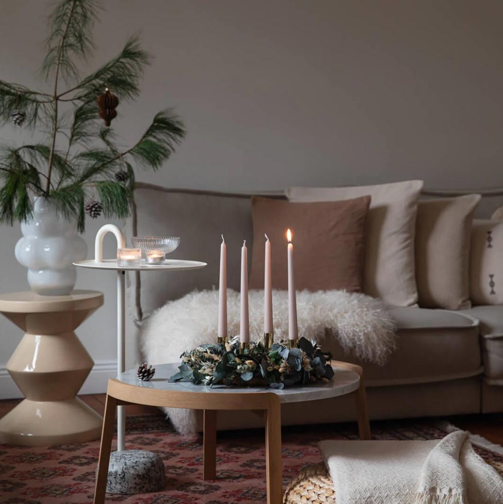 Adventskranz aus Trockenblumen mit weihnachtlicher Dekoration