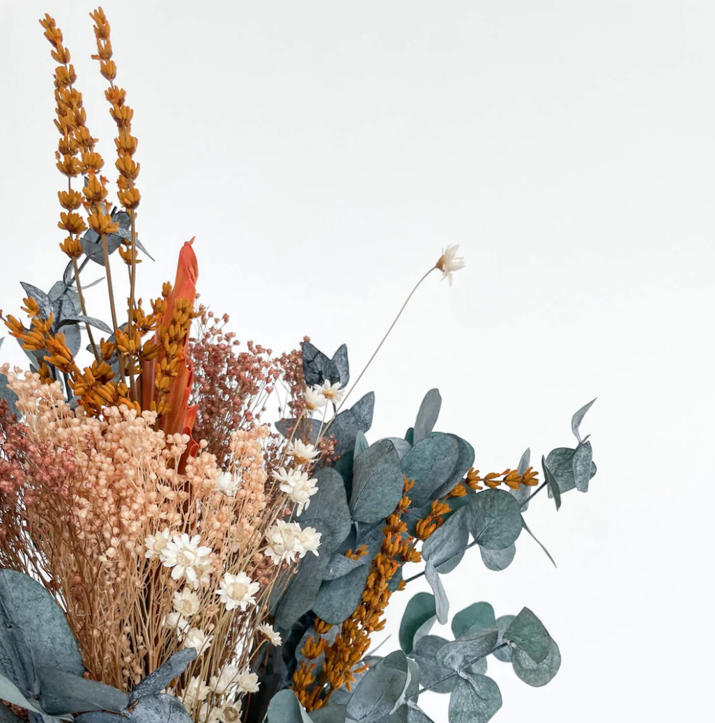 Trockenblumen-Arrangement als kreative DIY-Dekoration