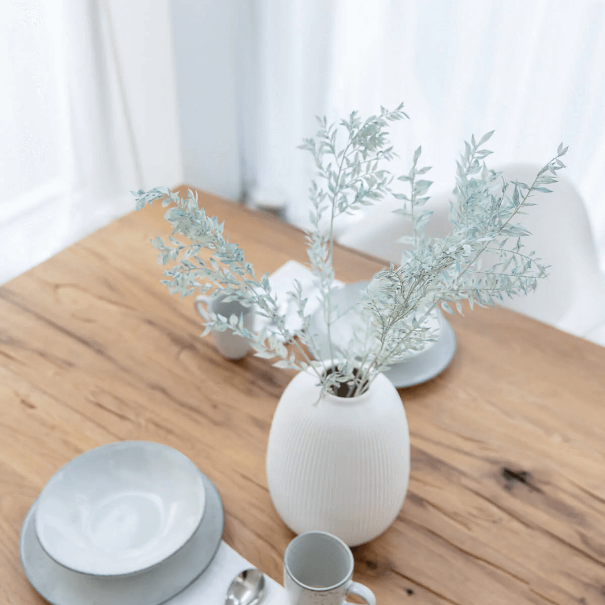 Trockenblumenarrangement mit saisonalen Blumen und Zweigen als Tischdeko