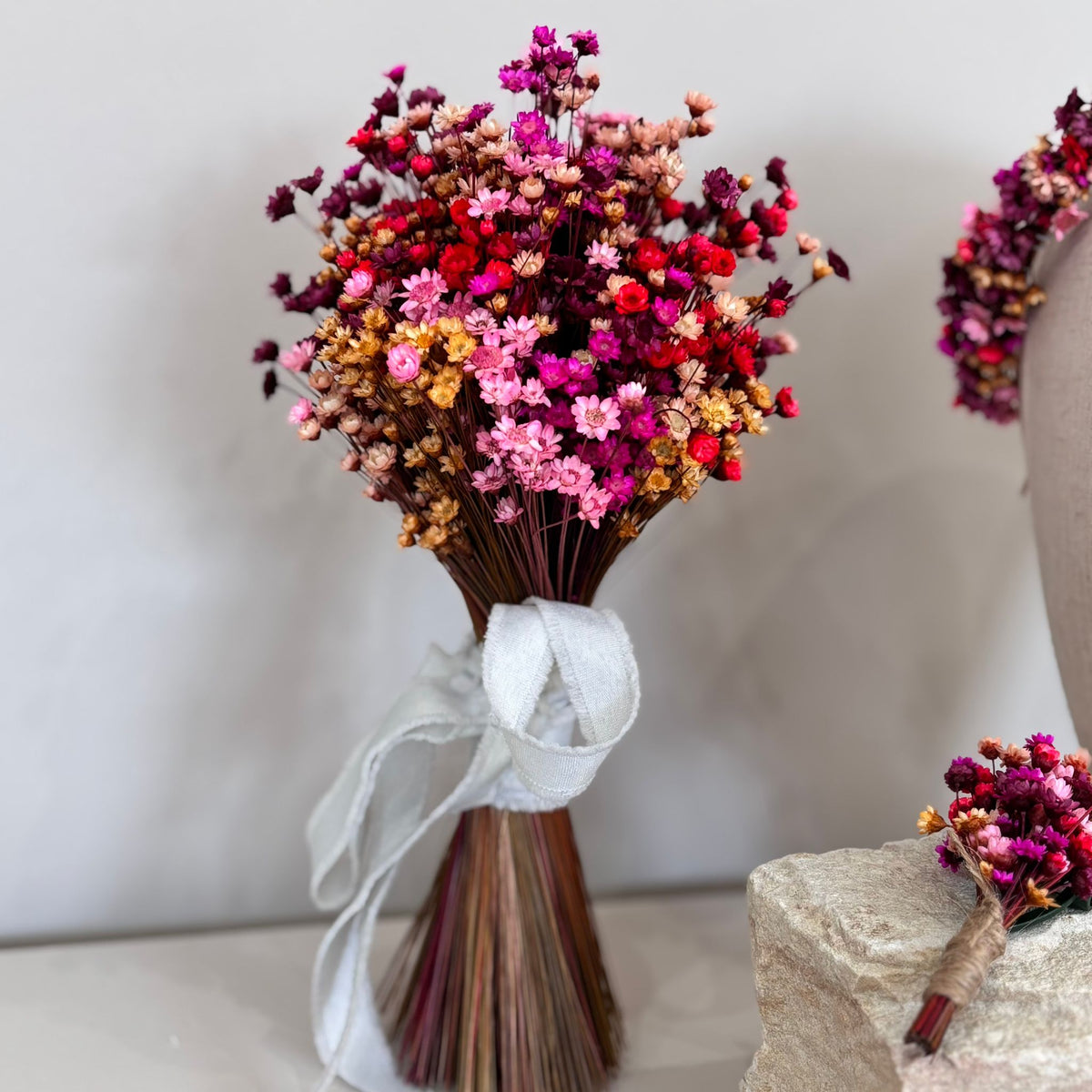 Trockenblumen-Brautstrauß mit Wildblumen und Gräsern als Hochzeitsdeko