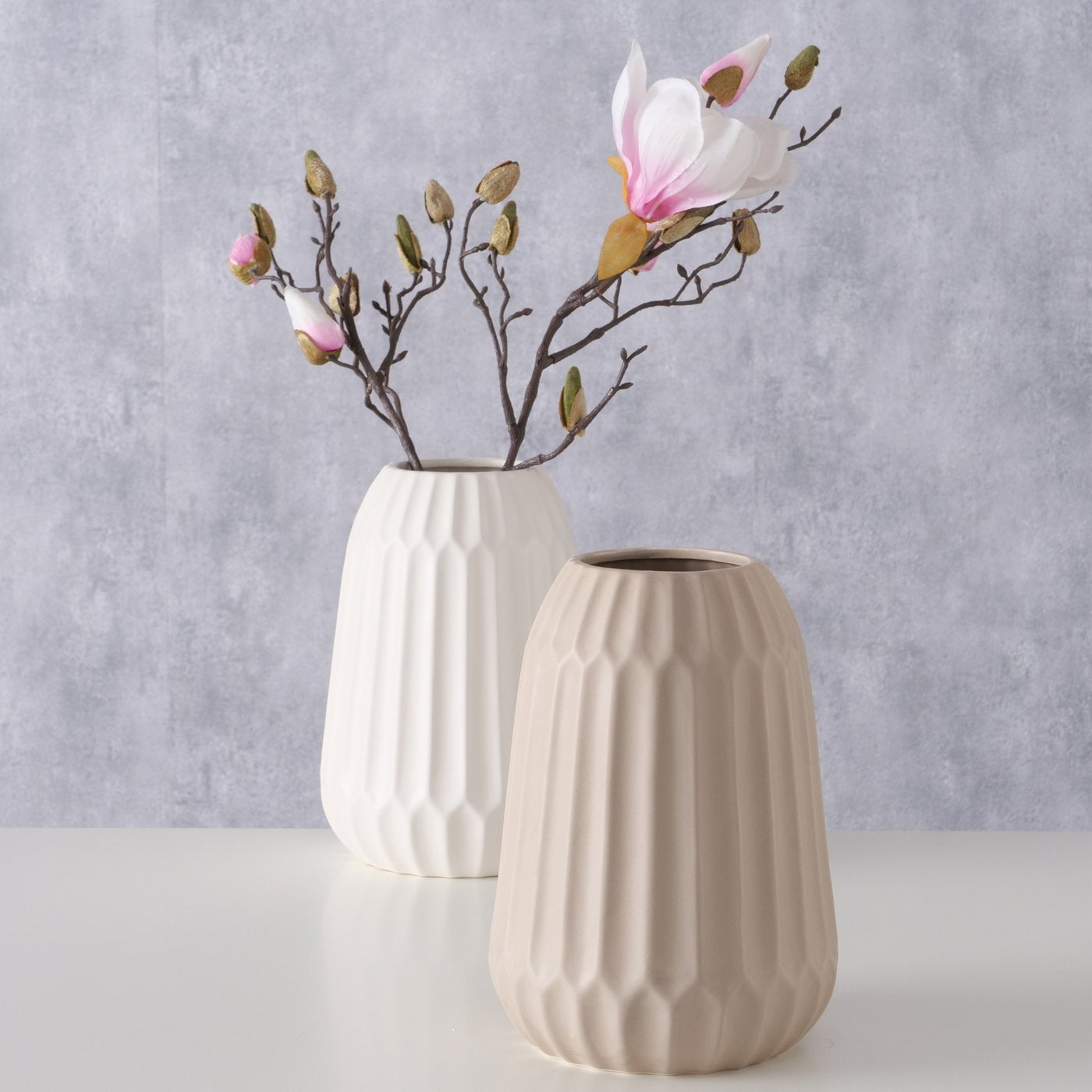 Handgearbeitete Vase aus Steingut – Zeitlose Eleganz in Beige und Weiß