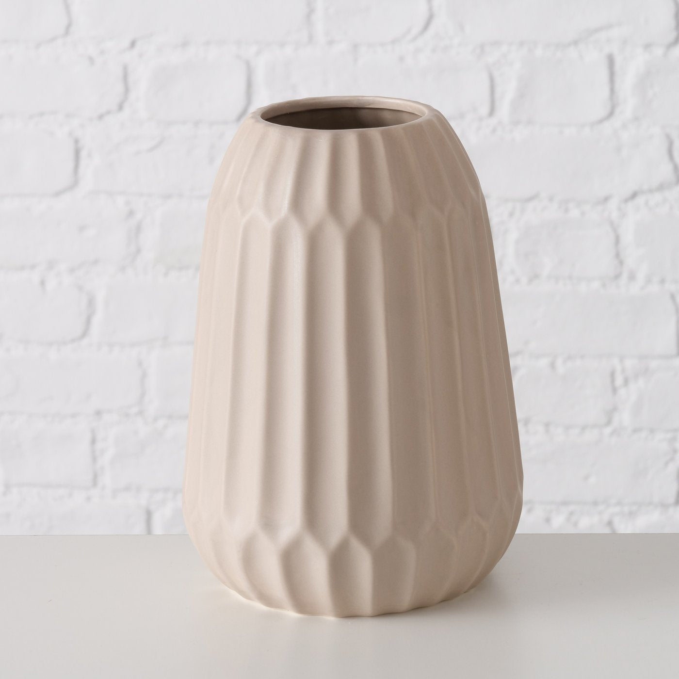 Handcrafted stoneware vase – timeless elegance in beige and white