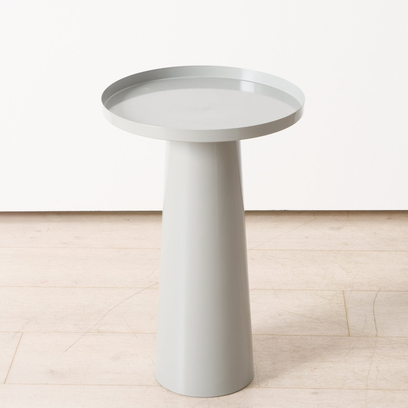 Metal side table – functional elegance in grey 