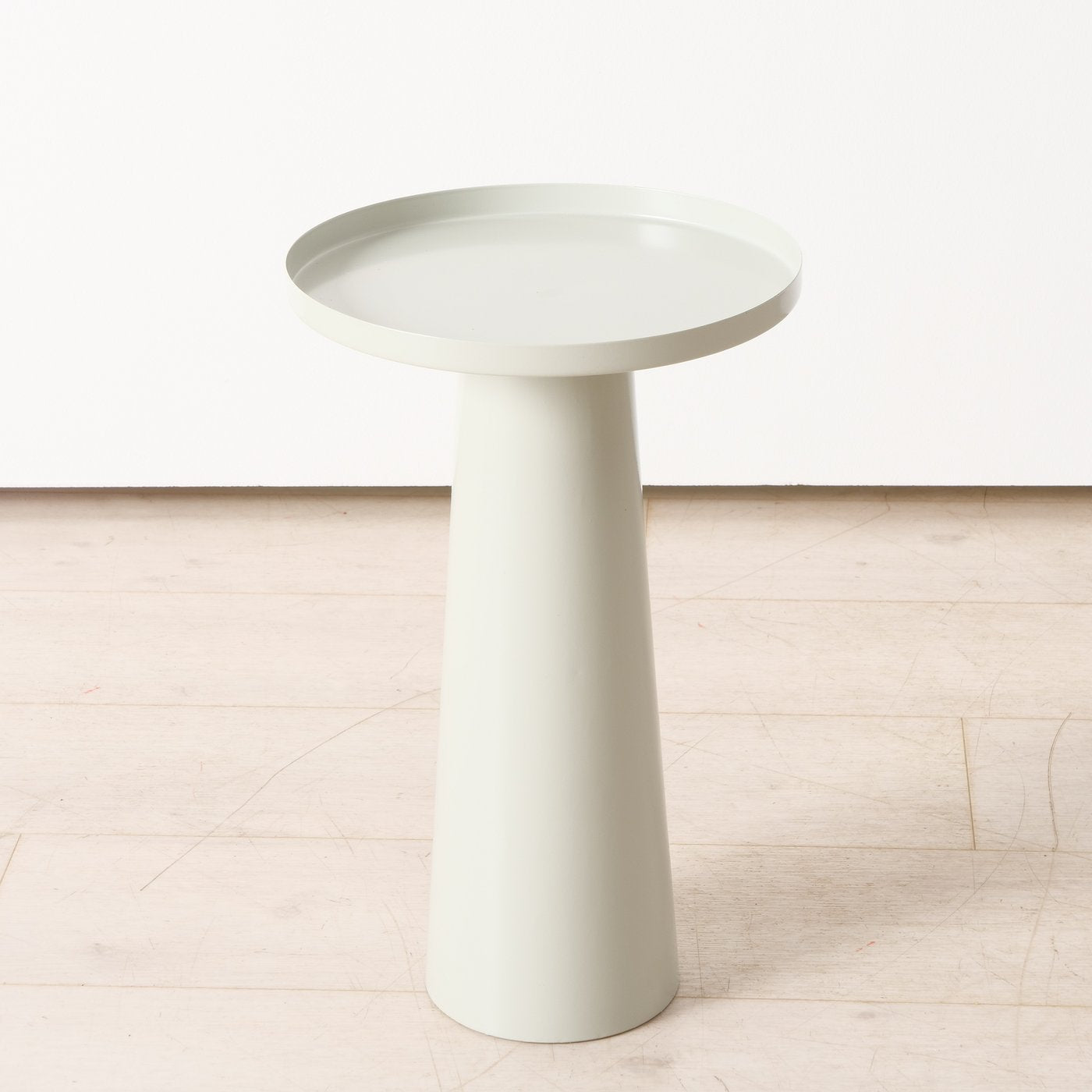 Metal side table – functional elegance in grey 