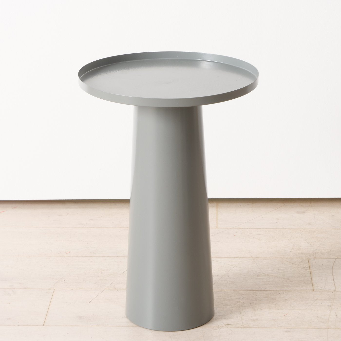 Metal side table – functional elegance in grey 