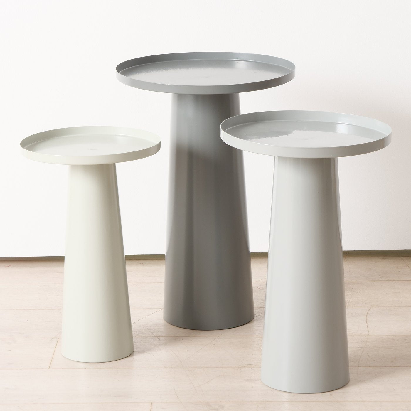 Metal side table – functional elegance in grey 