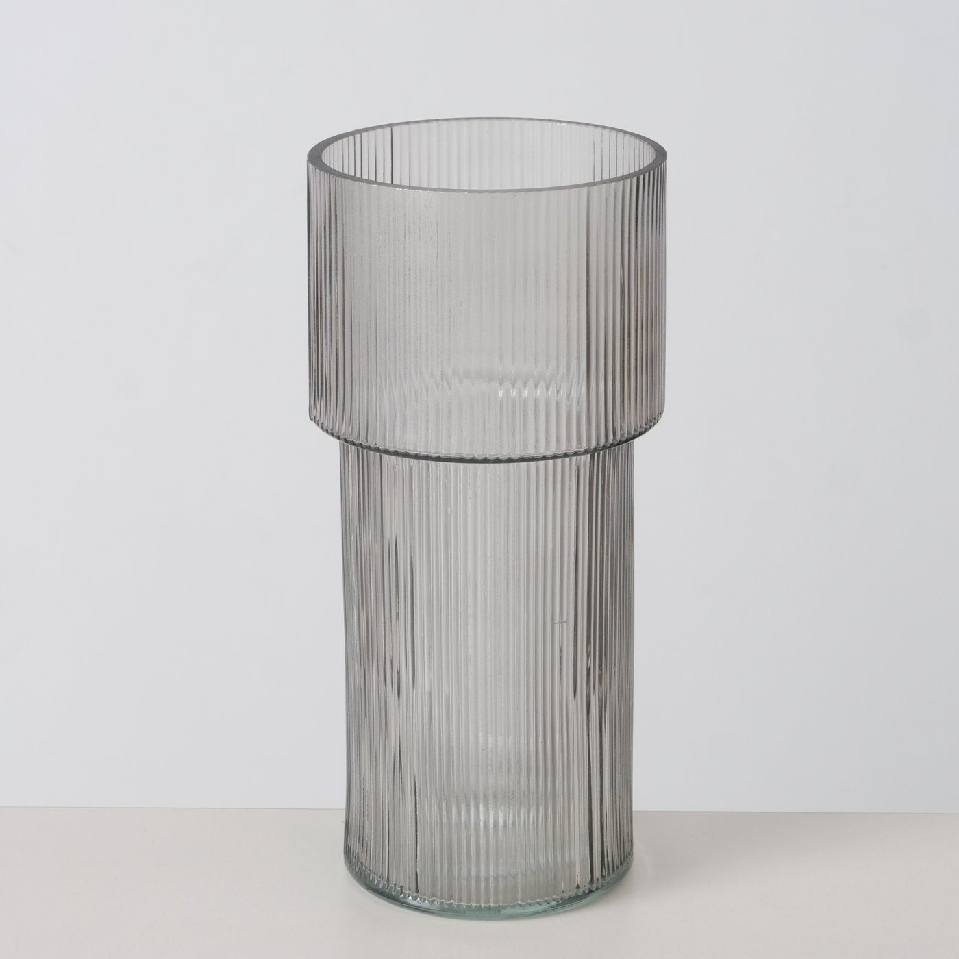 Elegant glass vase in grey and dark grey – stylish accents for your home