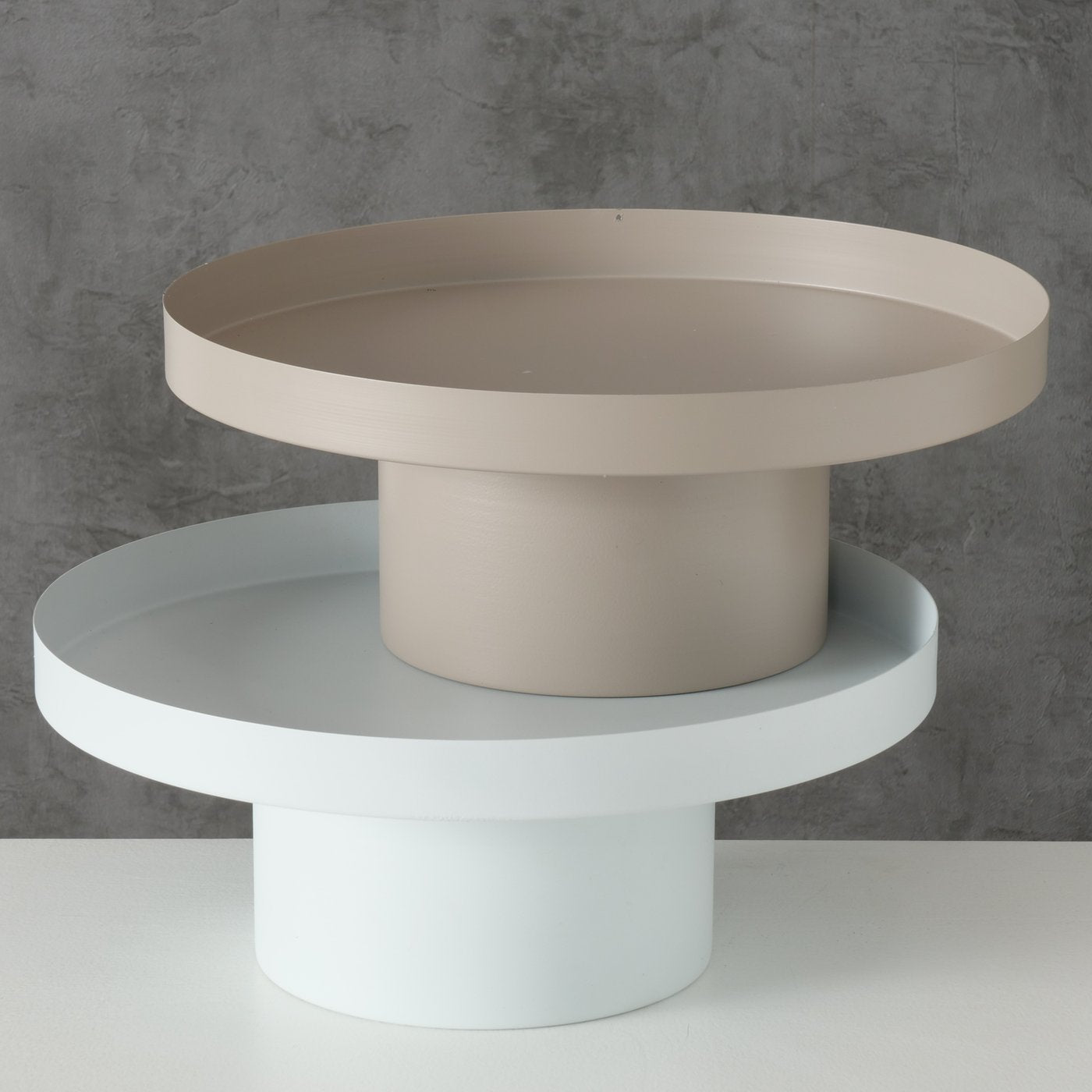 Round metal tray in beige and white – simple elegance with a matte finish