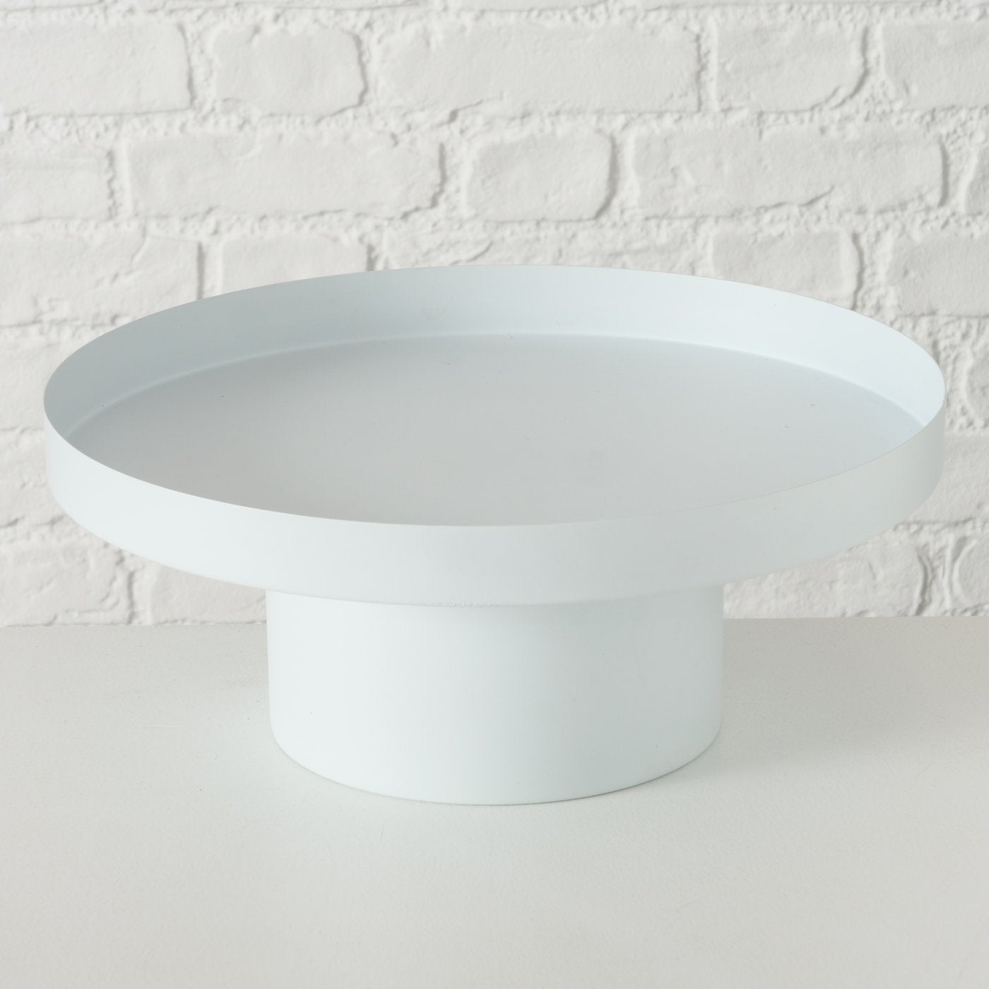 Round metal tray in beige and white – simple elegance with a matte finish