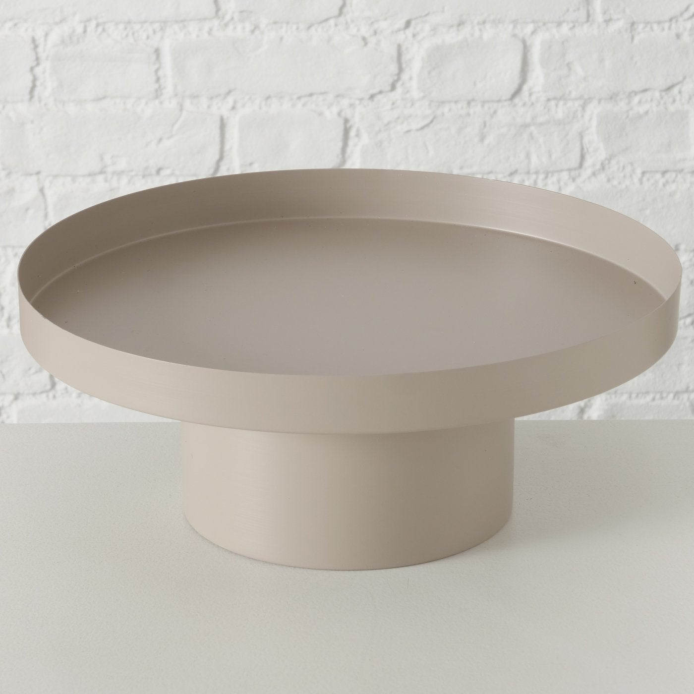 Round metal tray in beige and white – simple elegance with a matte finish