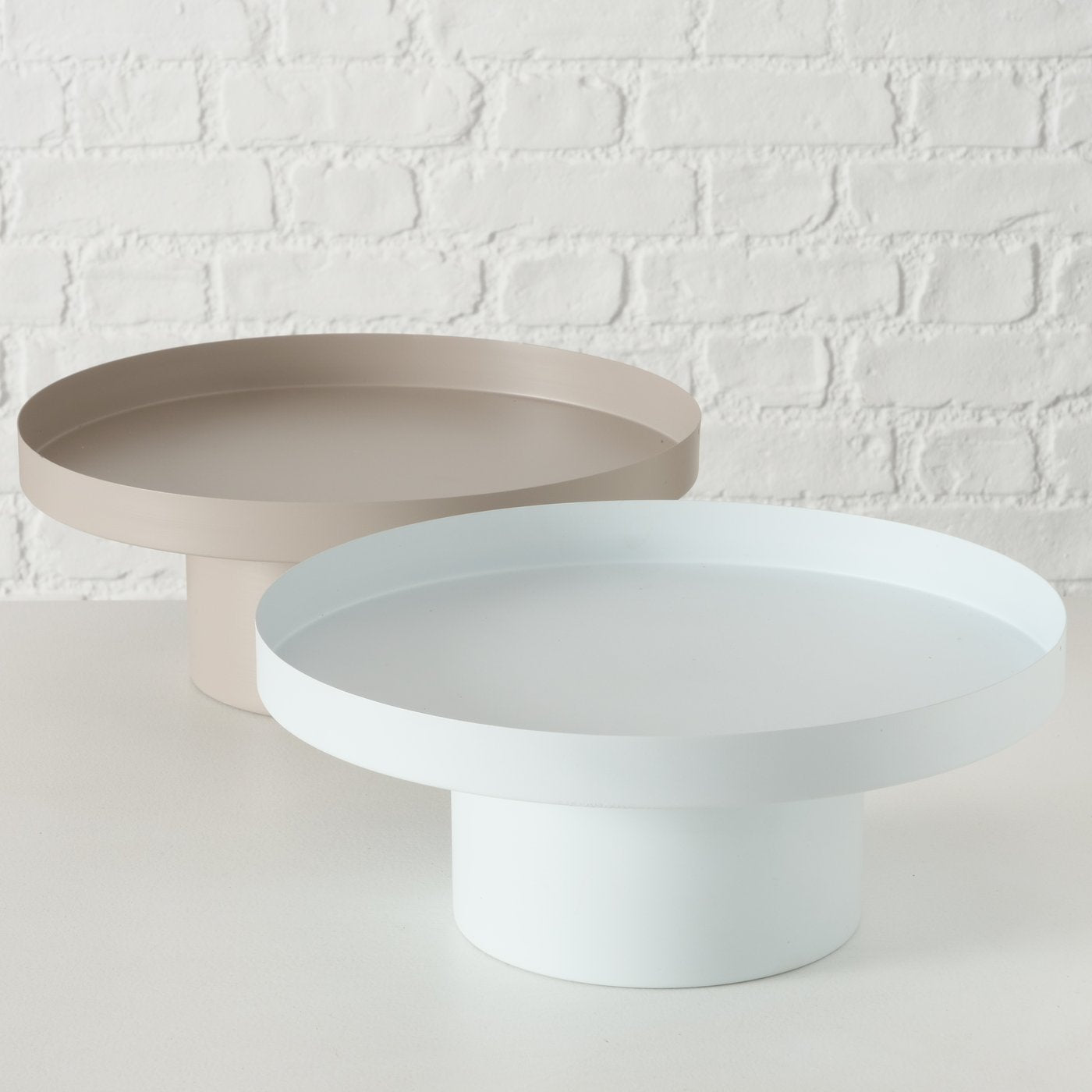 Round metal tray in beige and white – simple elegance with a matte finish