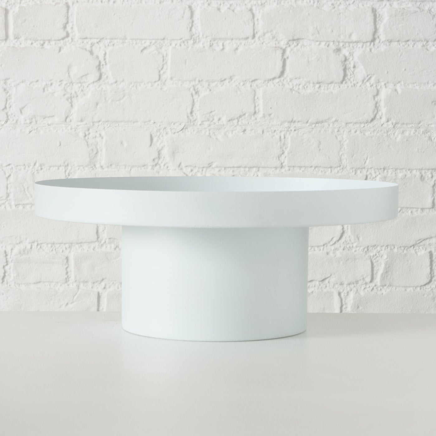 Round metal tray in beige and white – simple elegance with a matte finish