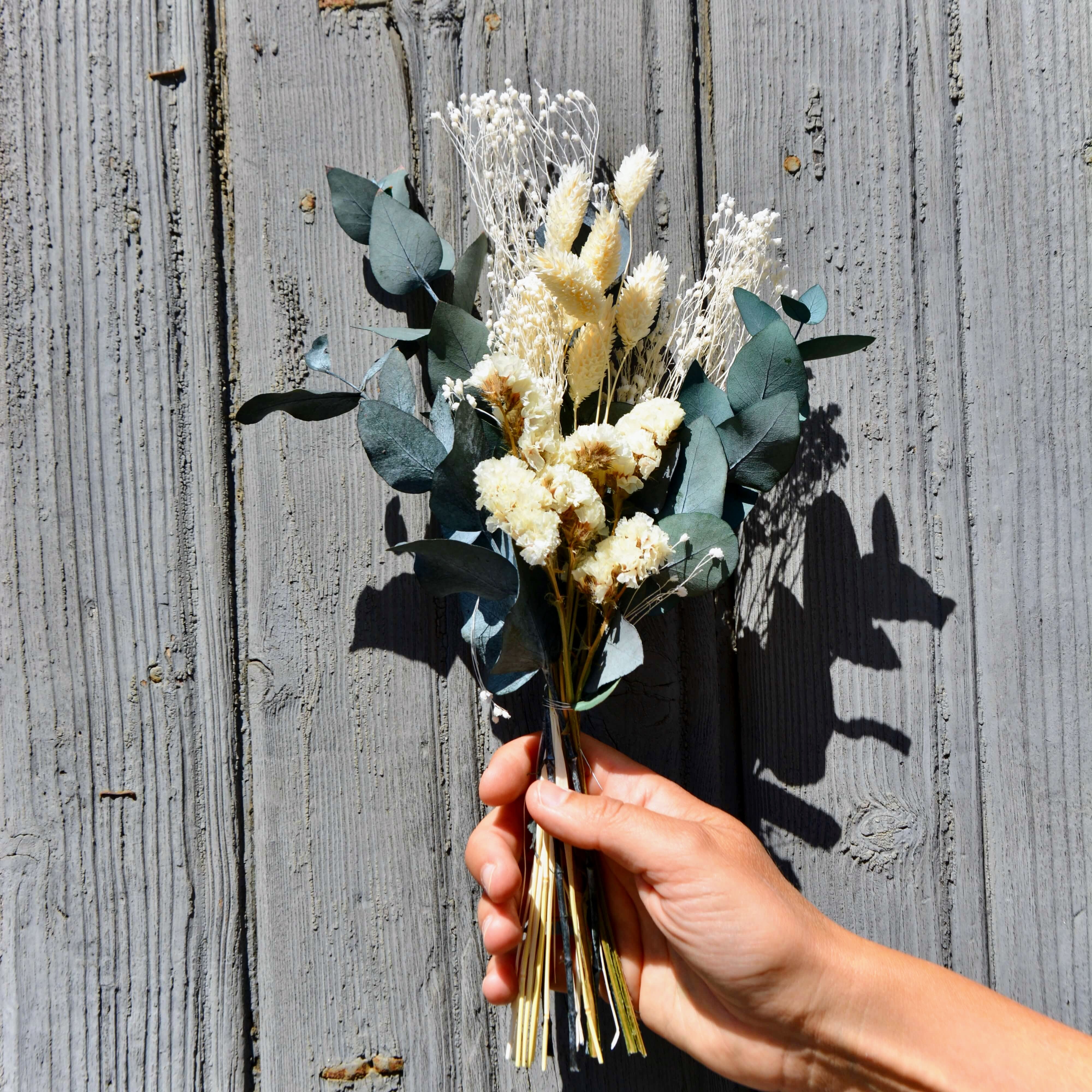 Nature Poetry Mini: Eucalyptus meets delicate elegance - dried flower bouquet in green &amp; beige