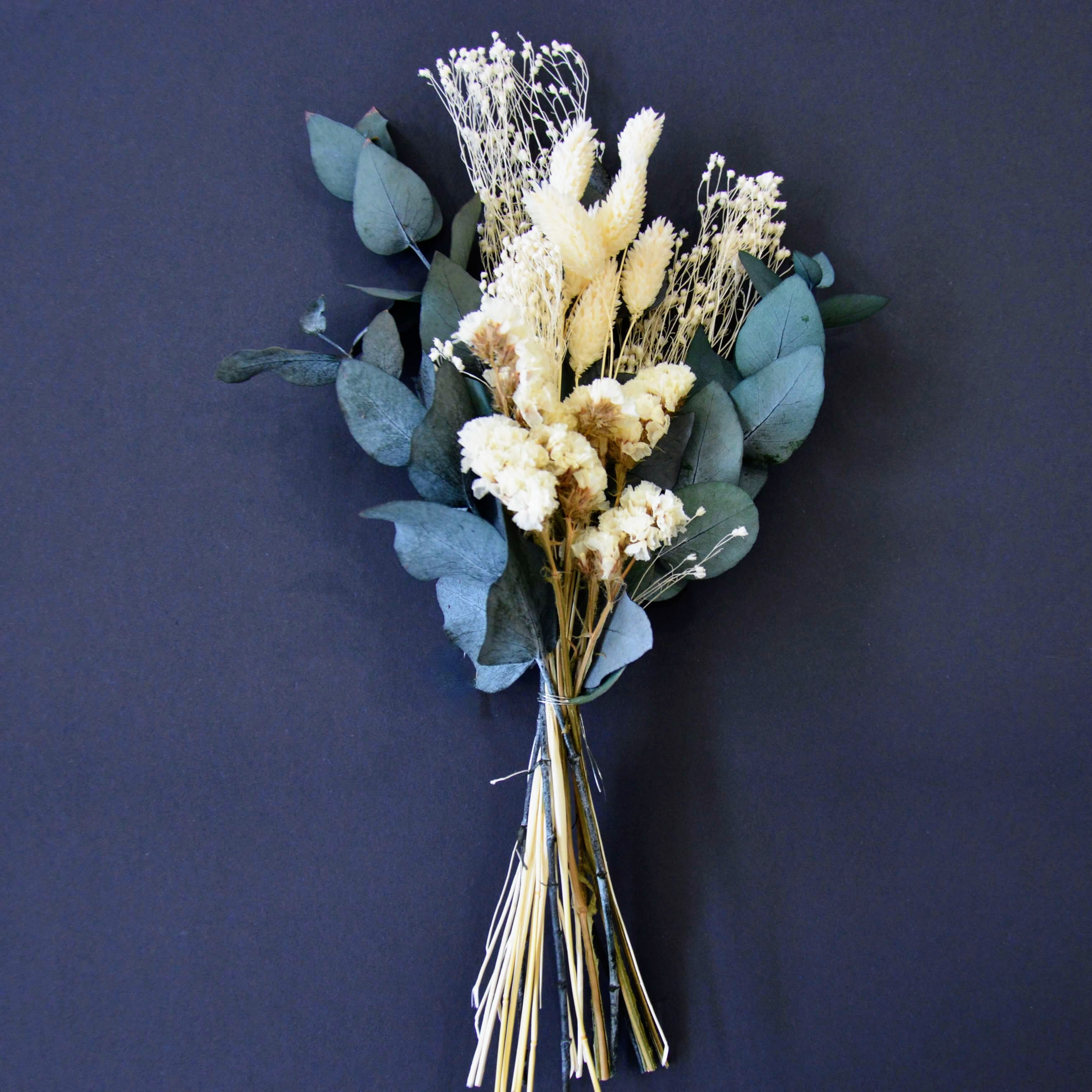 Nature Poetry Mini: Eucalyptus meets delicate elegance - dried flower bouquet in green &amp; beige