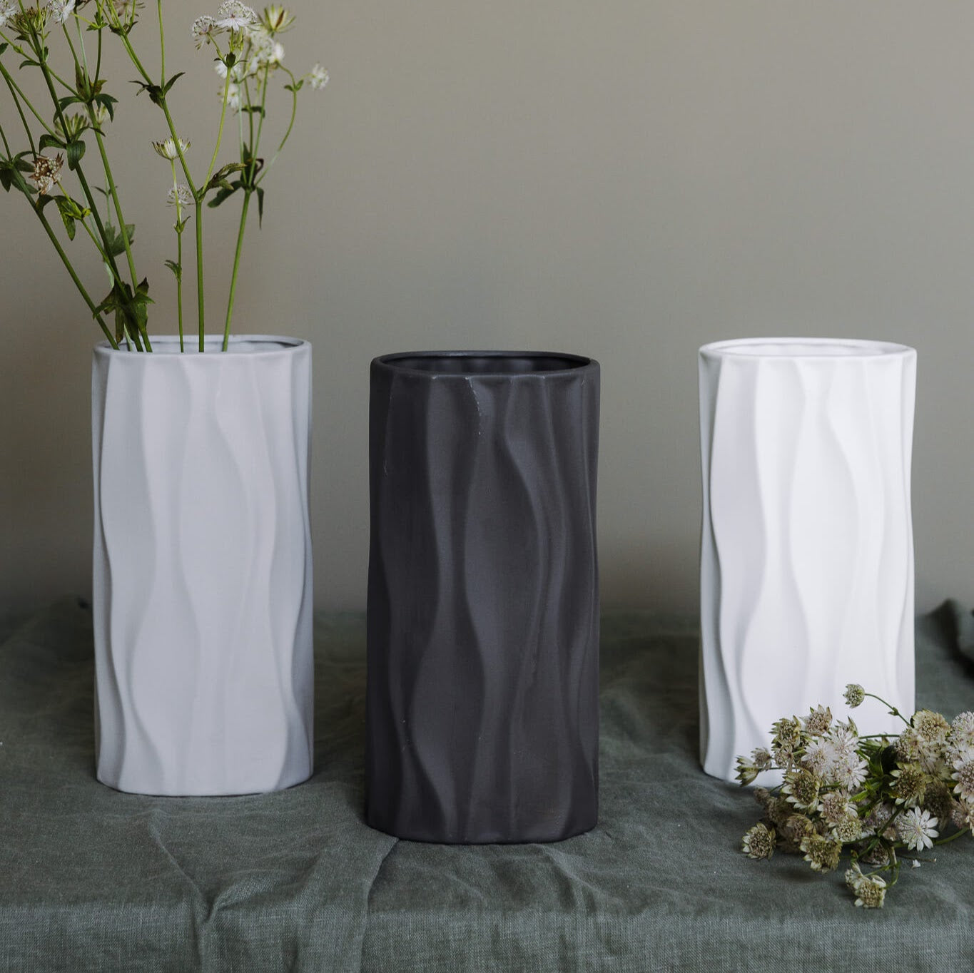 extravagante, ovale Vase mit Wellenlinien