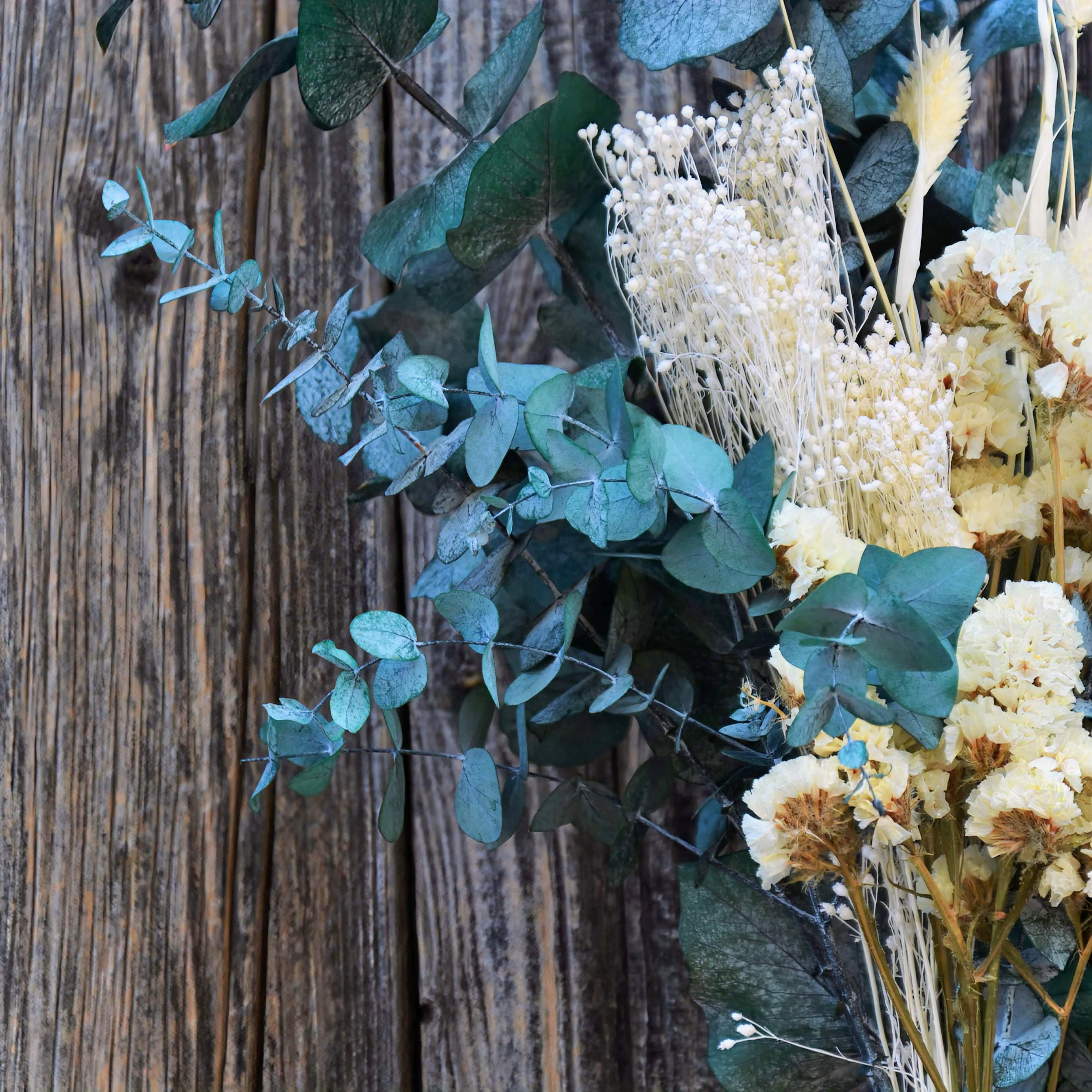 Nature poetry: Eucalyptus meets delicate elegance I Dried flower bouquet in green and beige