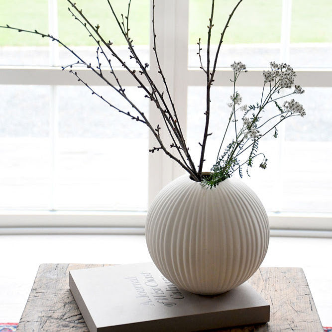 Round, grooved vase for a successful appearance