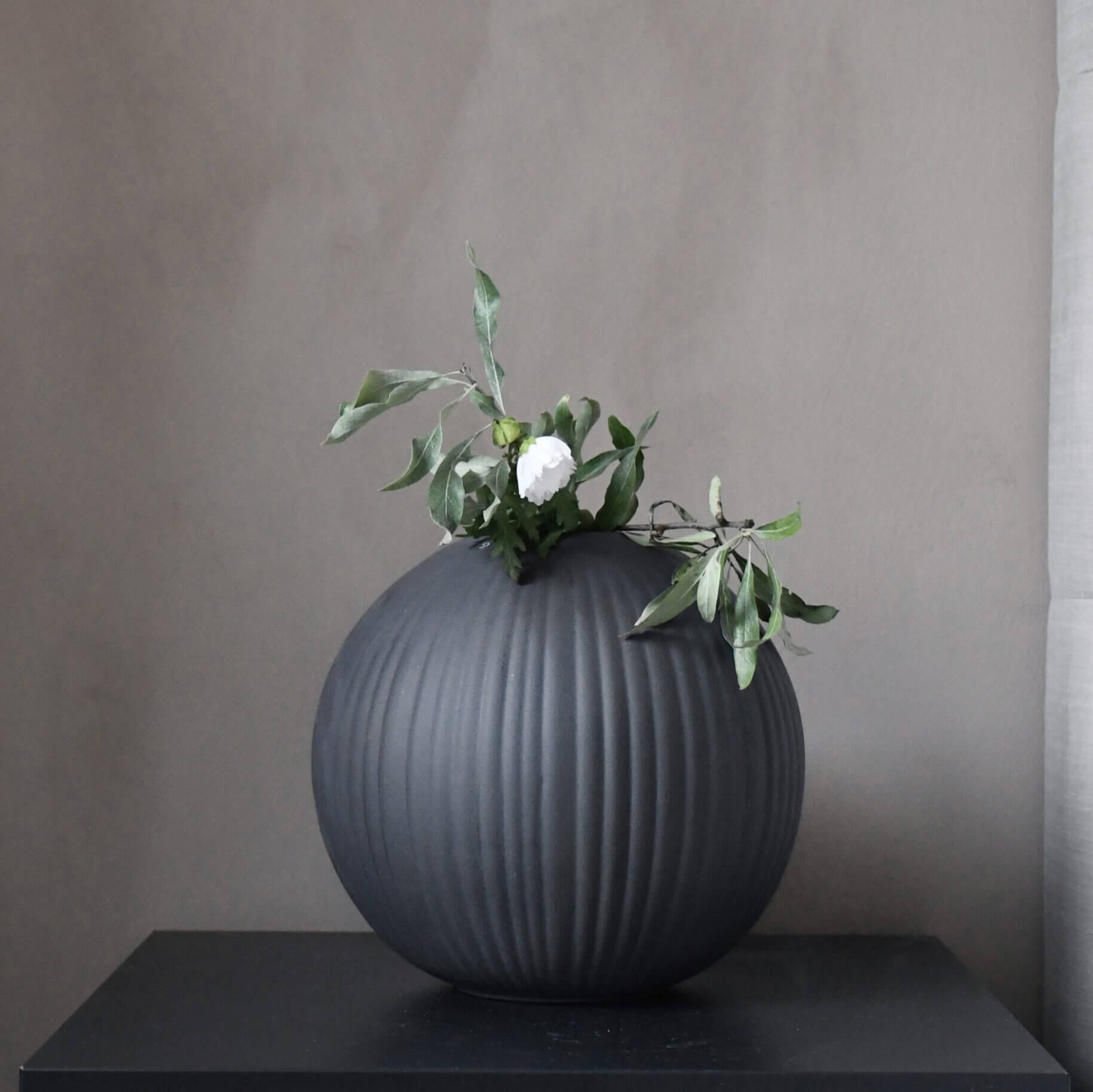 Round, grooved vase for a successful appearance