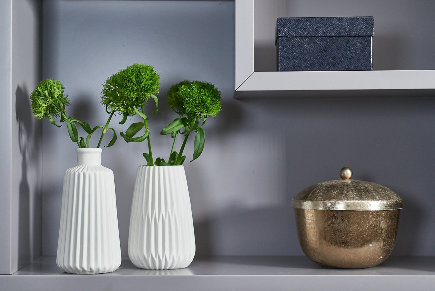 Simple porcelain vase in matt white – timeless design for every ambience