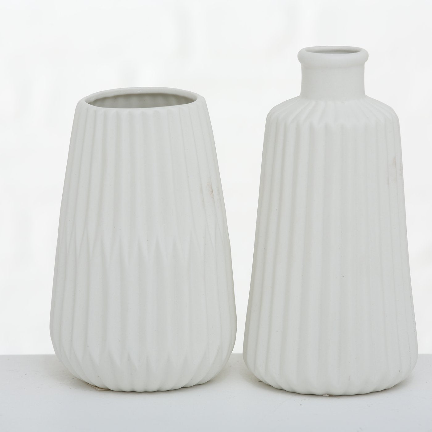 Simple porcelain vase in matt white – timeless design for every ambience