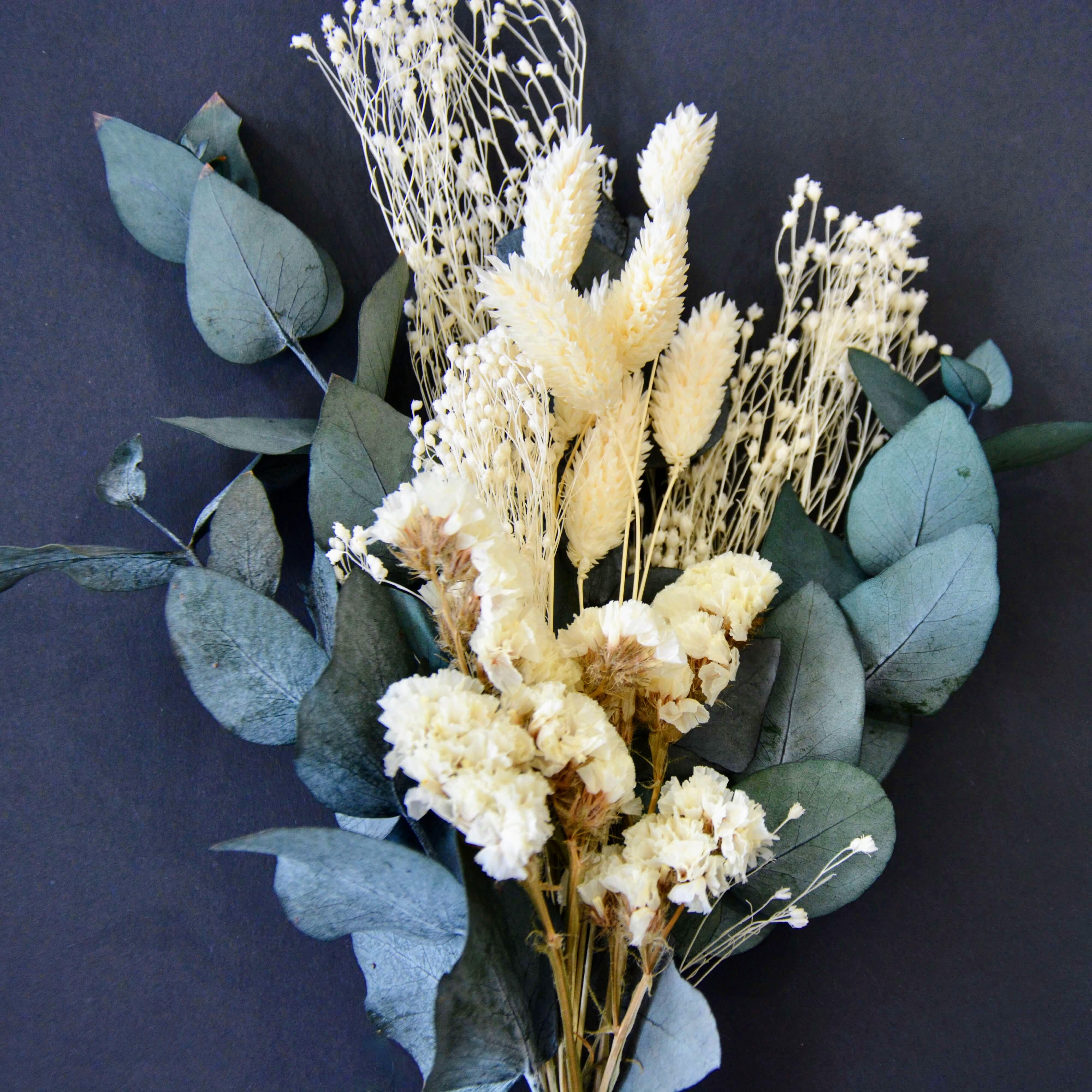 Nature Poetry Mini: Eucalyptus meets delicate elegance - dried flower bouquet in green &amp; beige