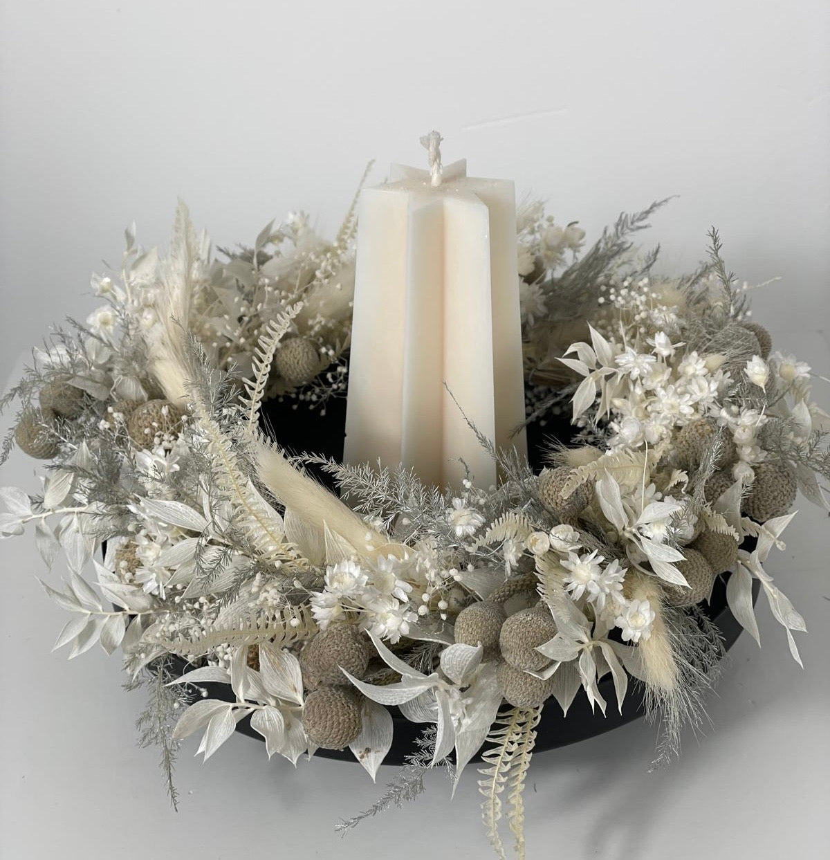 Silver festivity: dried flower Advent wreath in white and silver