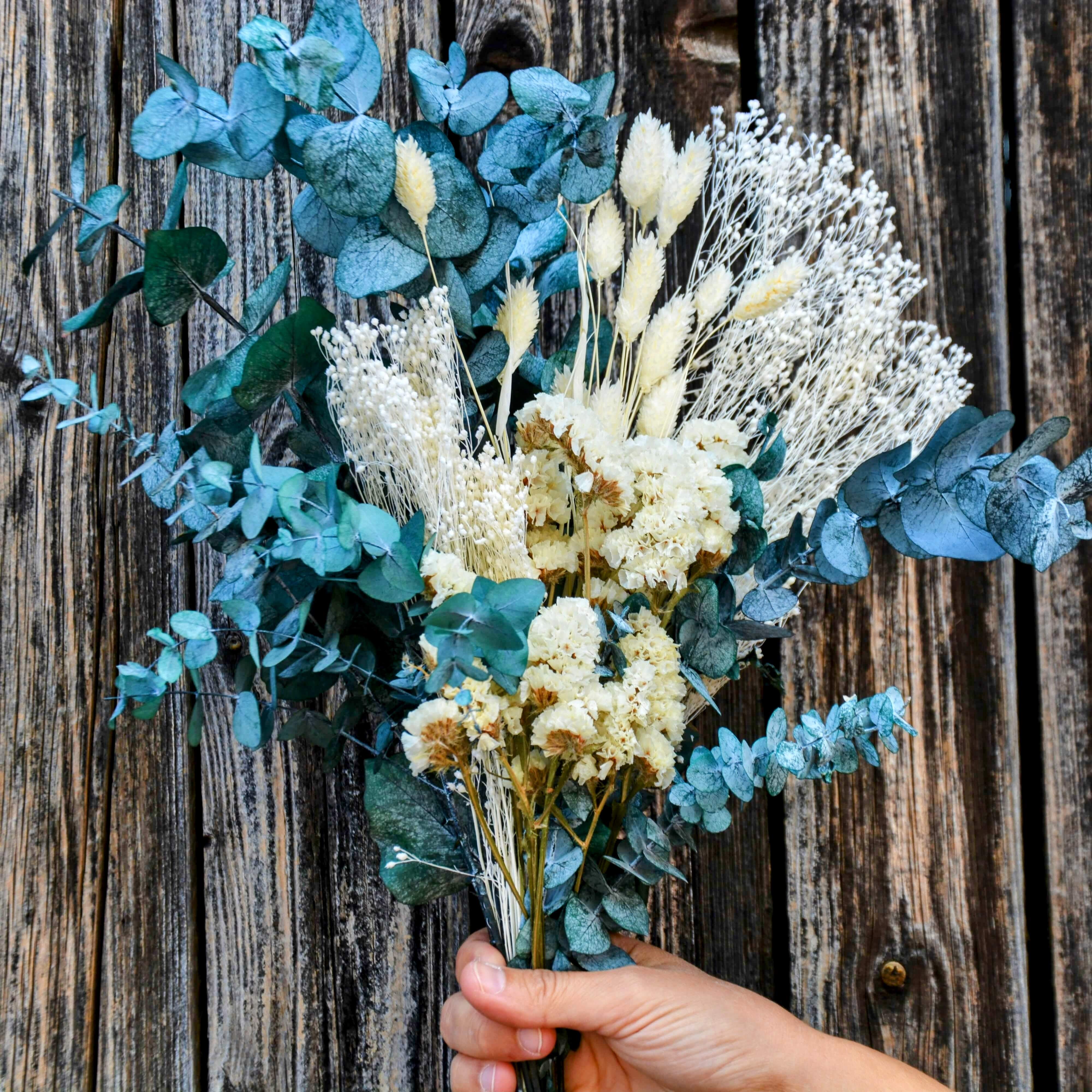 Nature poetry: Eucalyptus meets delicate elegance I Dried flower bouquet in green and beige