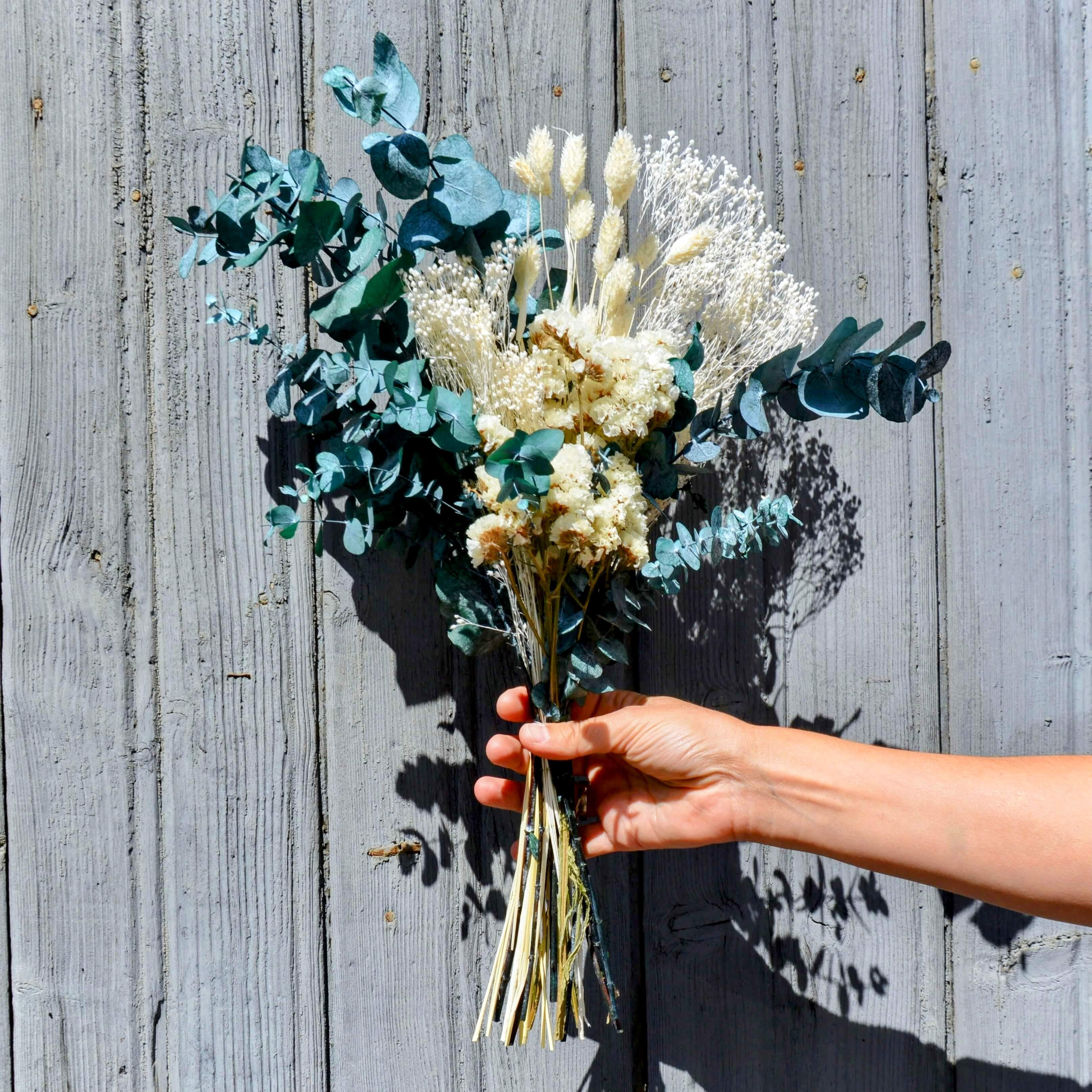 Nature poetry: Eucalyptus meets delicate elegance I Dried flower bouquet in green and beige