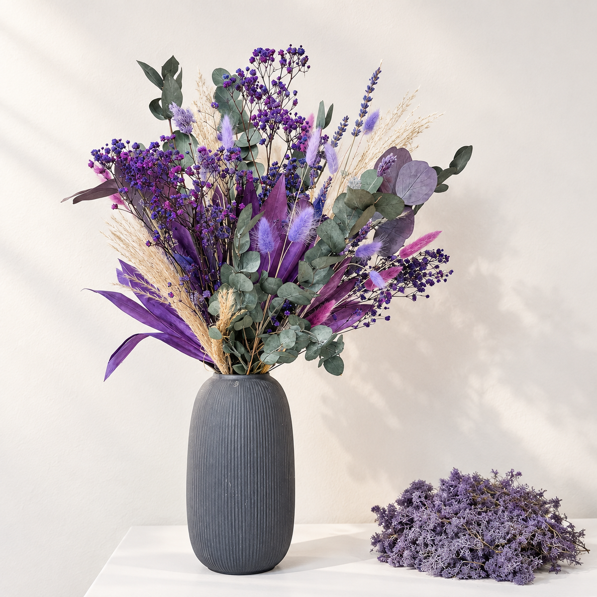 Touch of Violett: Zeitlose Eleganz in Lilatönen - Trockenblumenstrauß fürs ganze Jahr
