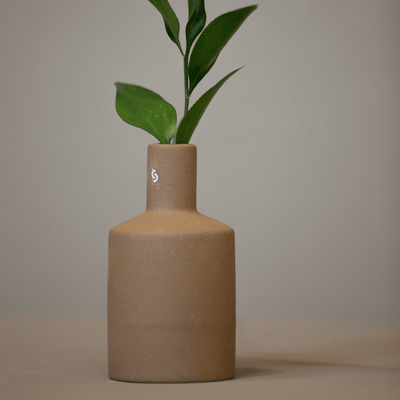 Kleine Vase mit rauer Haptik