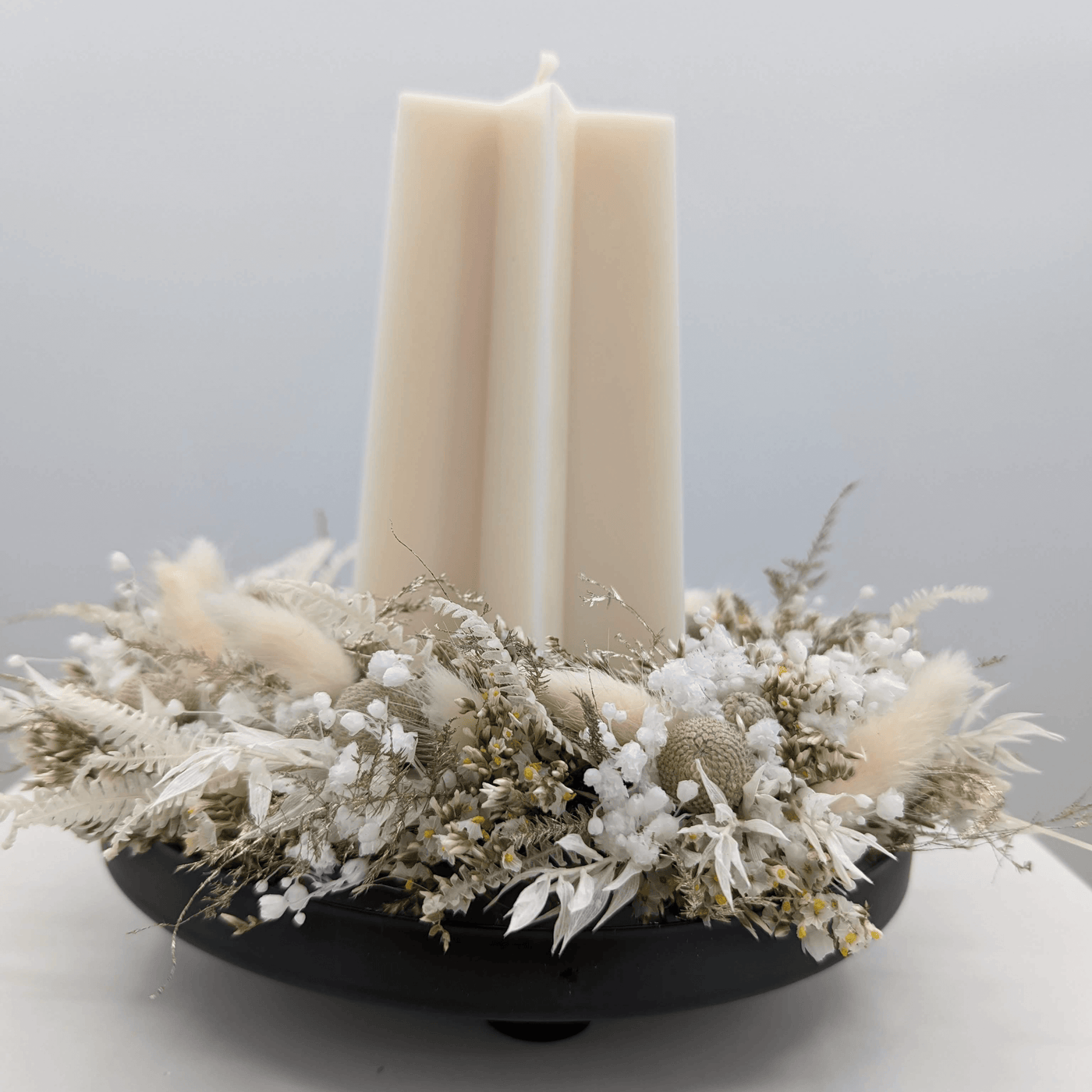 Silberne Festlichkeit: Trockenblumen-Adventskranz in Weiß und Silber