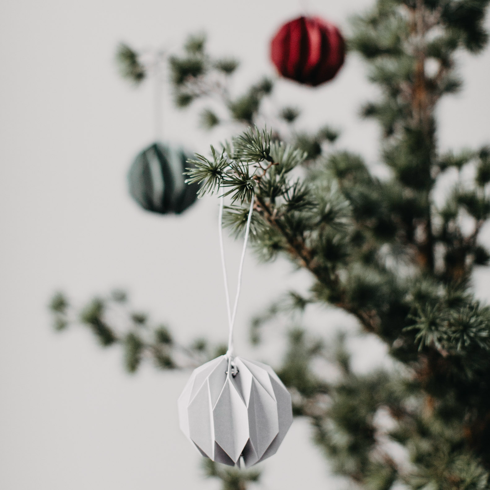 Christmas balls HYLTA in grey, white and burgundy