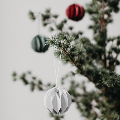 Weihnachtskugeln HYLTA in grau, weiß und bordeaux