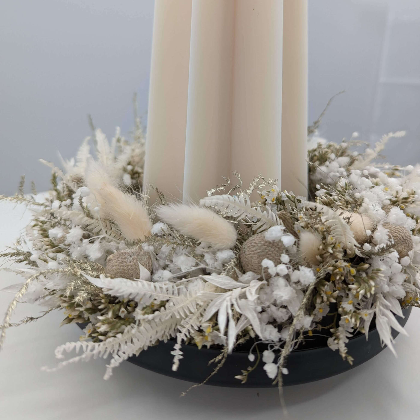 Silberne Festlichkeit: Trockenblumen-Adventskranz in Weiß und Silber