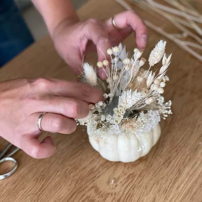 Kürbis mit Trockenblumen bestücken, drapieren