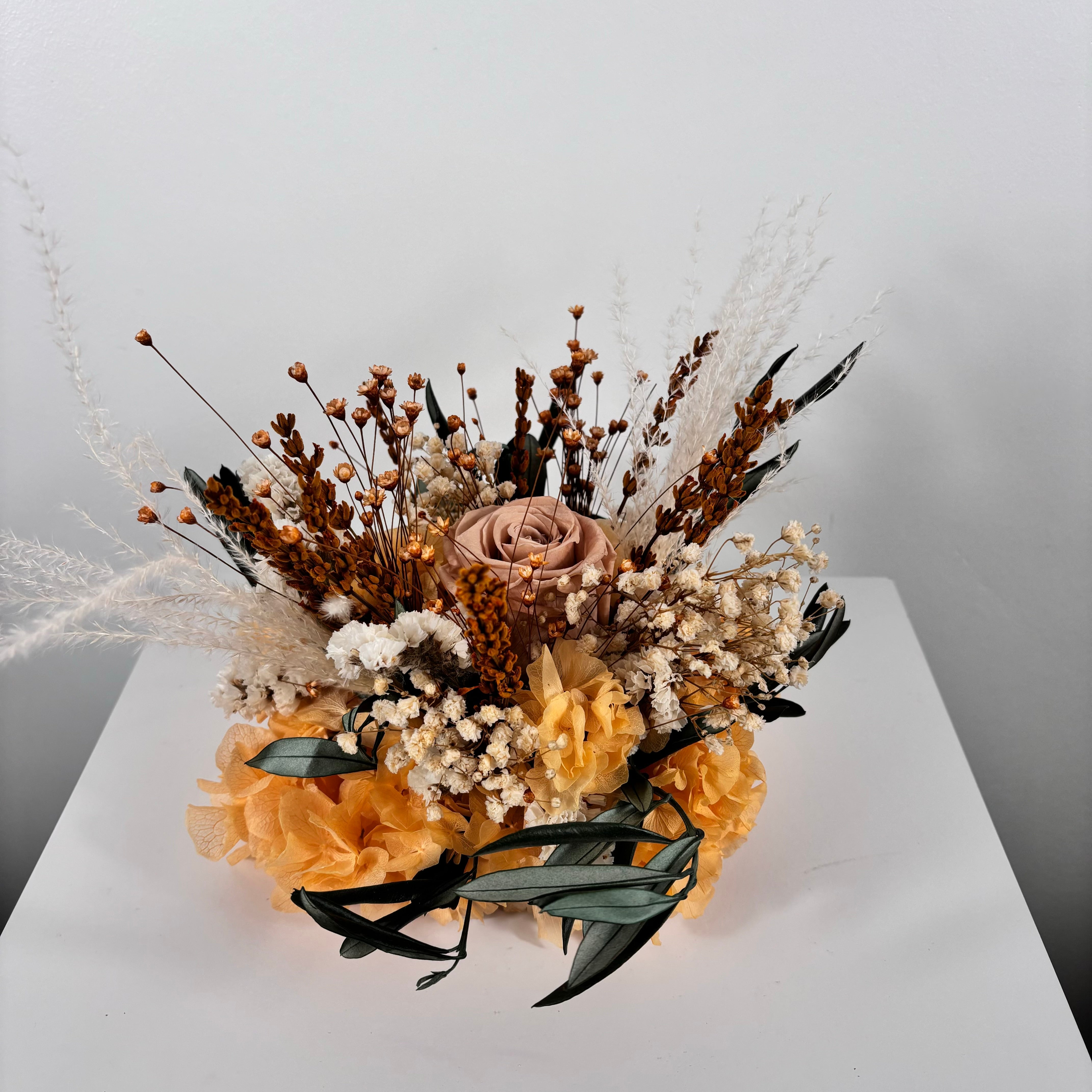 Table arrangement made of dried flowers apricot Outlet